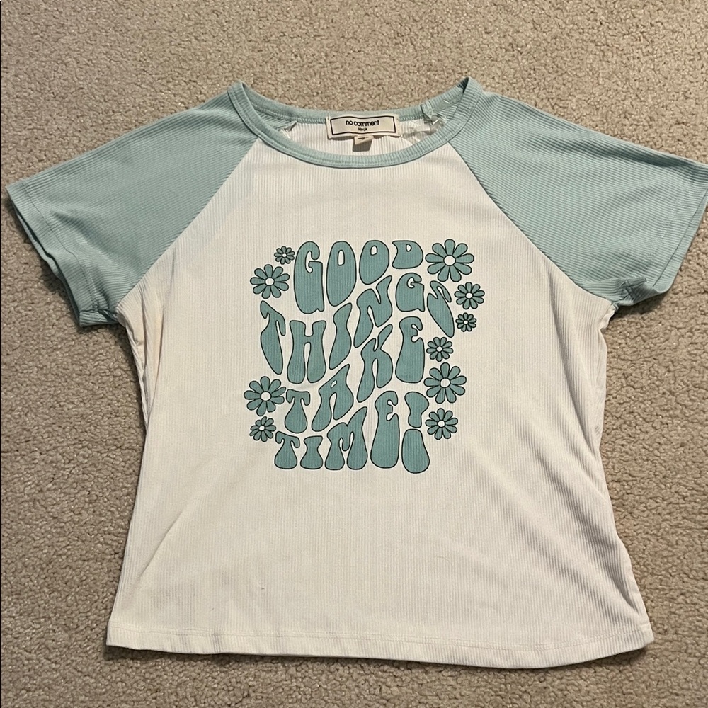 No Comment cropped blue and white ribbed graphic tee